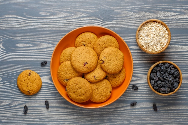 Foto gratuita deliciosas galletas con pasas y avena, vista superior