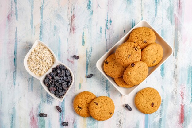 Deliciosas galletas con pasas y avena, vista superior