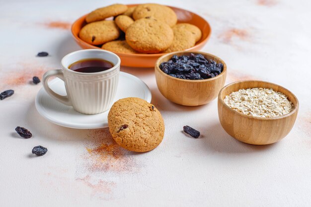 Deliciosas galletas con pasas y avena, vista superior