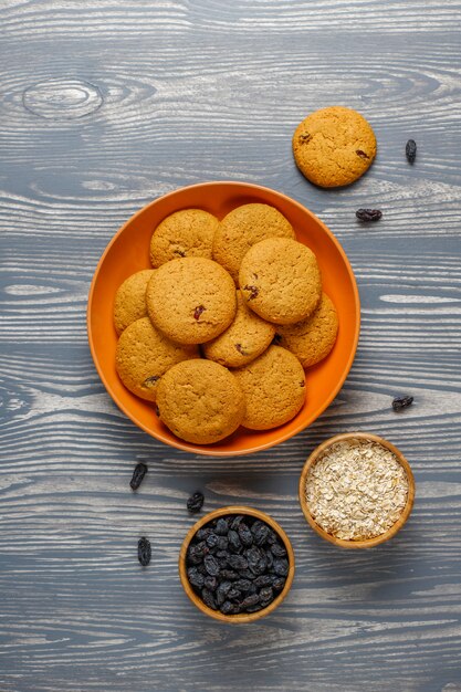 Deliciosas galletas con pasas y avena, vista superior