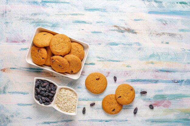 Deliciosas galletas con pasas y avena, vista superior