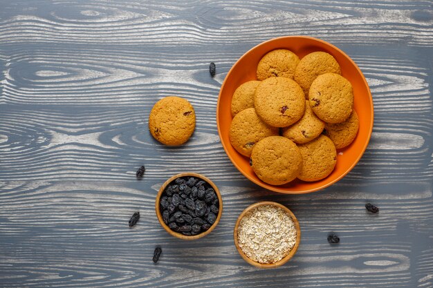 Deliciosas galletas con pasas y avena, vista superior