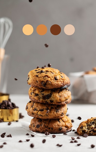 Foto gratuita deliciosas galletas con pepitas de chocolate