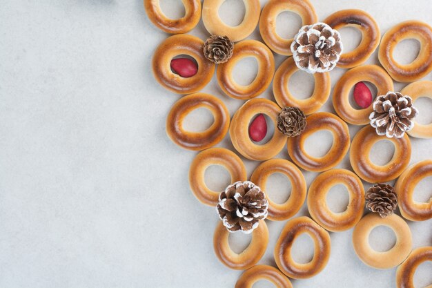 Deliciosas galletas con piñas de Navidad sobre fondo blanco. Foto de alta calidad