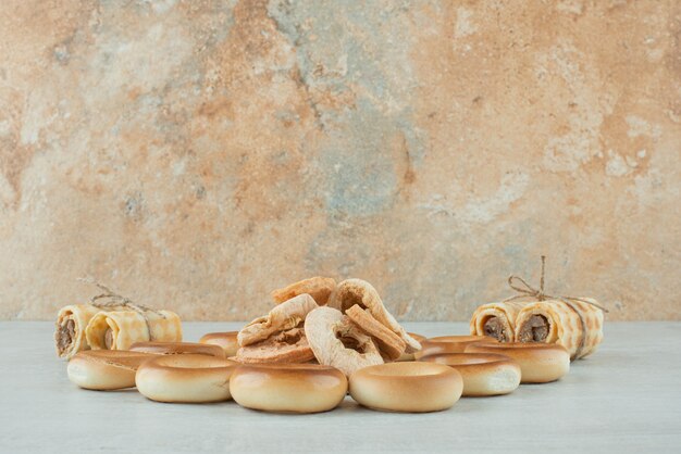 Deliciosas galletas redondas con gofres en cuerda sobre fondo blanco. Foto de alta calidad