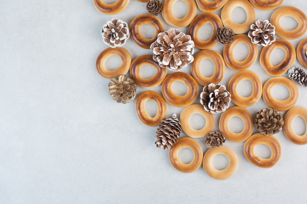 Deliciosas galletas redondas con piñas sobre fondo blanco. Foto de alta calidad