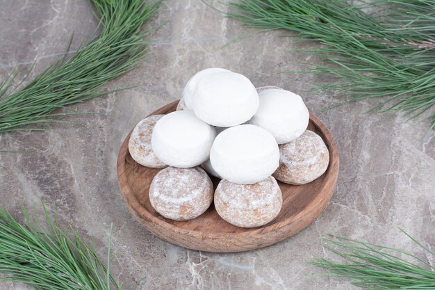 Foto gratuita deliciosas galletas redondas en placa de madera.