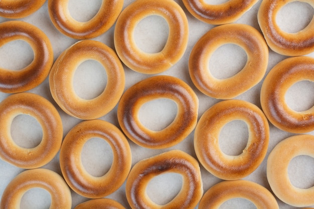 Deliciosas galletas redondas sobre fondo blanco. Foto de alta calidad