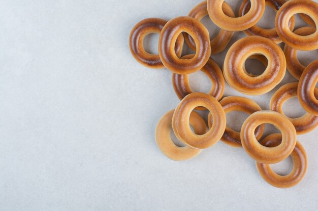 Deliciosas galletas redondas sobre fondo blanco. Foto de alta calidad