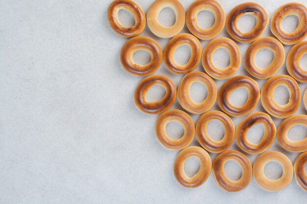 Deliciosas galletas redondas sobre fondo blanco. Foto de alta calidad