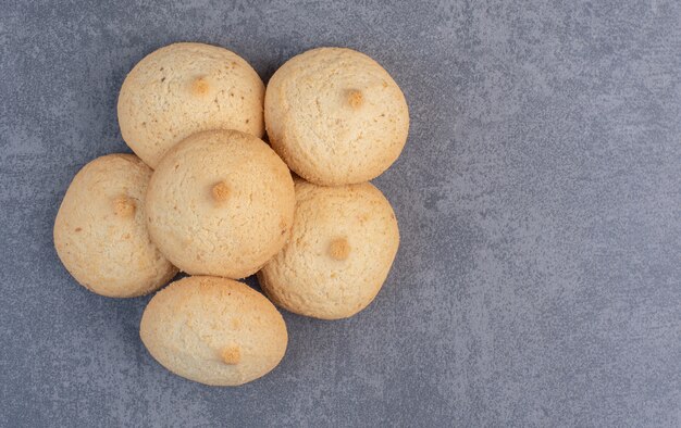 Deliciosas galletas redondas sobre mesa de mármol.