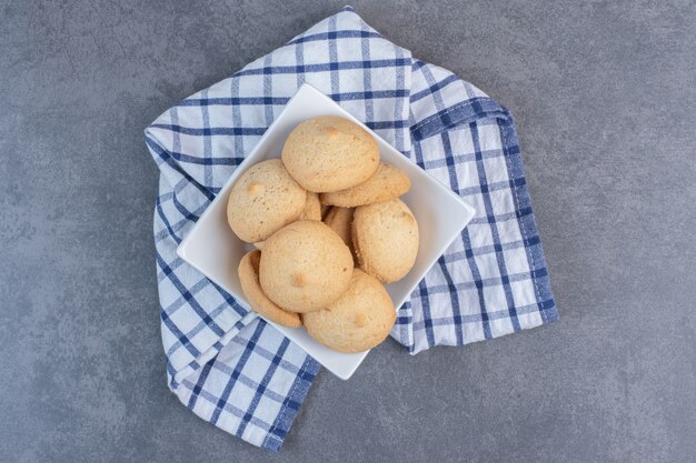 Deliciosas galletas redondas en un tazón blanco.