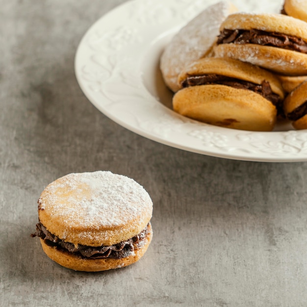 Deliciosas galletas con relleno de chocolate de alto ángulo