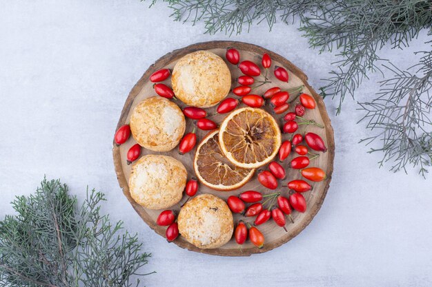 Deliciosas galletas con rodajas de naranja y rosa mosqueta.