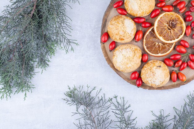 Deliciosas galletas con rodajas de naranja y rosa mosqueta