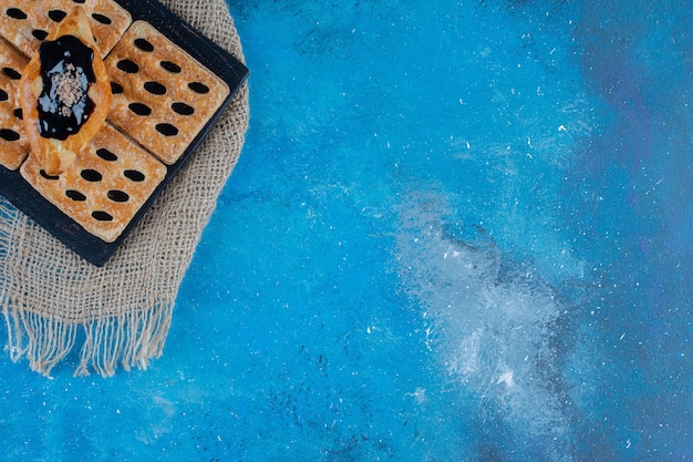 Deliciosas galletas en la tabla de madera azul, sobre fondo azul. Foto de alta calidad