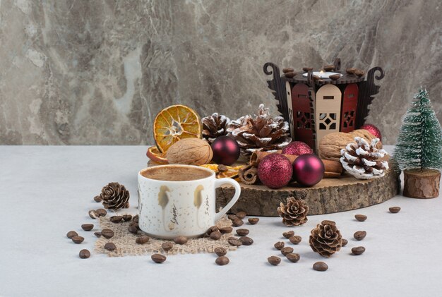 Deliciosas galletas y taza de café en placa de madera. Foto de alta calidad