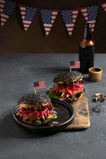 Deliciosas hamburguesas de alto ángulo en un plato