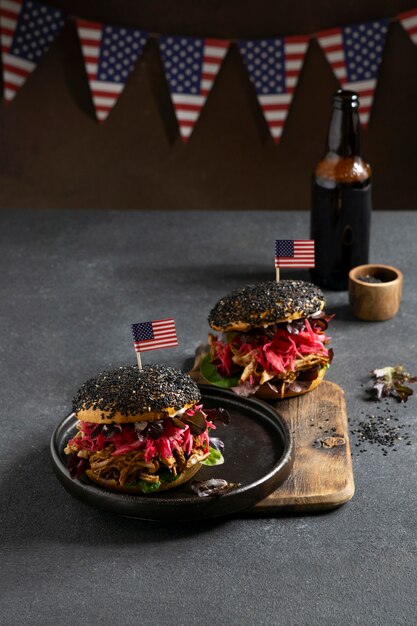 Deliciosas hamburguesas de alto ángulo en un plato