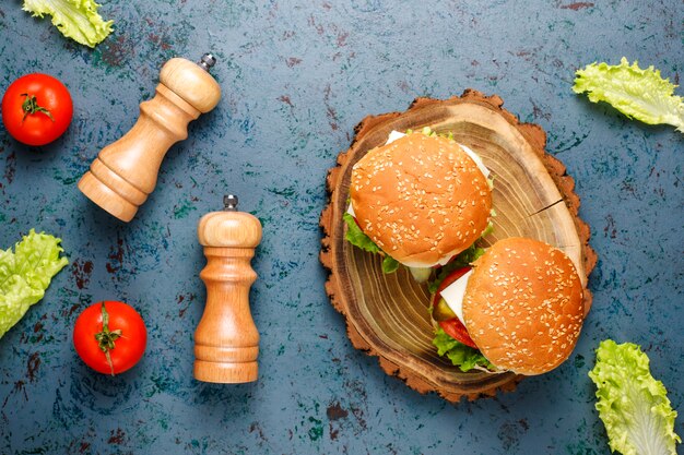 Deliciosas hamburguesas caseras frescas en la mesa