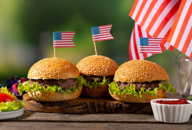 Deliciosas hamburguesas para el día del trabajo de estados unidos.