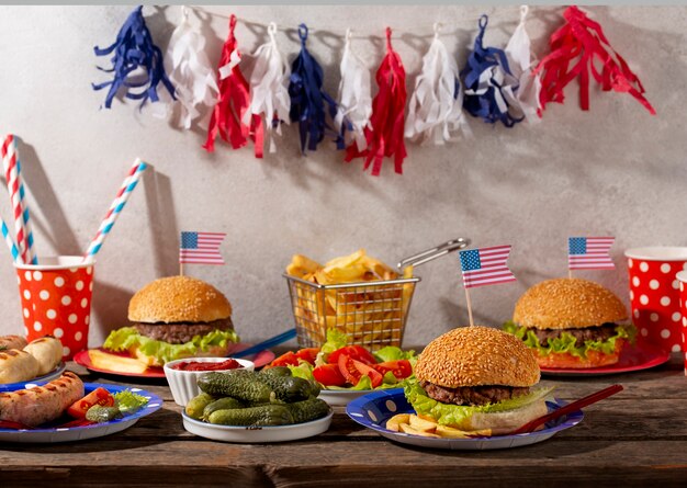 Deliciosas hamburguesas para el día del trabajo de estados unidos.