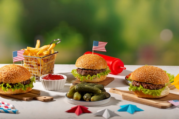 Foto gratuita deliciosas hamburguesas para el día del trabajo de estados unidos.