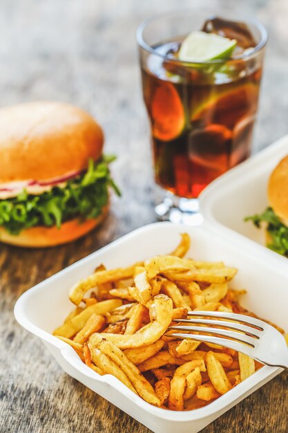 Deliciosas hamburguesas en la mesa