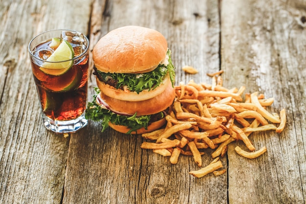 Deliciosas hamburguesas en la mesa