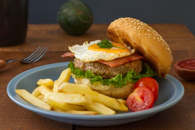 Deliciosas hamburguesas y papas fritas en un plato