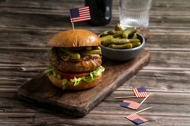 Deliciosas hamburguesas y pepinillos de alto ángulo