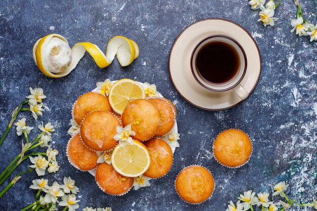 Deliciosas magdalenas de limón caseras recién horneadas con limones en un plato