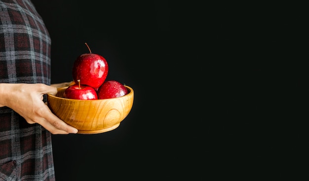 Foto gratuita deliciosas manzanas retenidas por persona