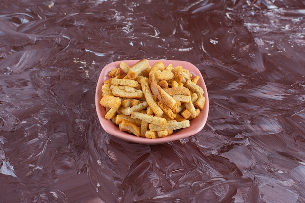 Deliciosas migas de pan en un bol, sobre la mesa de mármol.