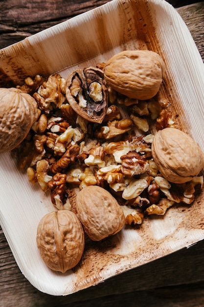 Deliciosas nueces en tazón de madera