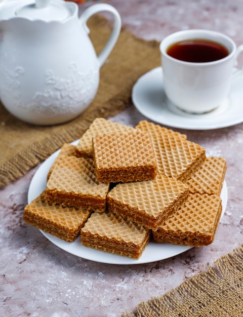 Deliciosas obleas y una taza de café para el desayuno, vista superior