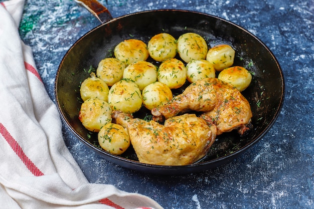 Deliciosas papas asadas con eneldo y pollo, vista superior