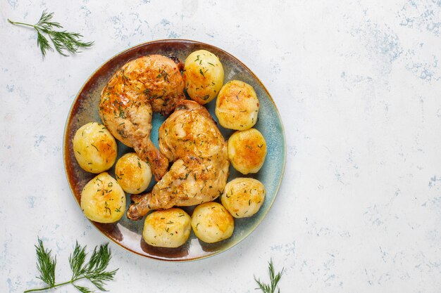 Deliciosas papas asadas con eneldo y pollo, vista superior