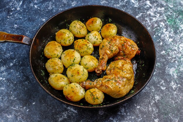 Deliciosas papas asadas con eneldo y pollo, vista superior