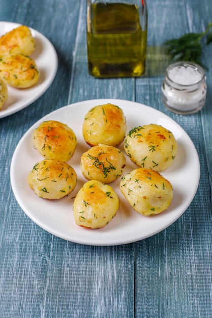 Deliciosas papas asadas con eneldo, vista superior