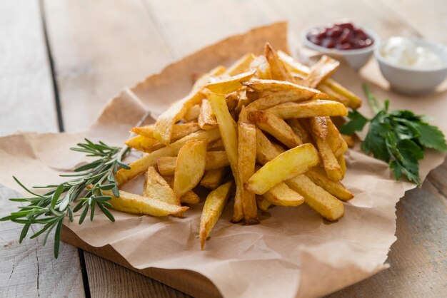 Deliciosas papas fritas en la mesa de madera