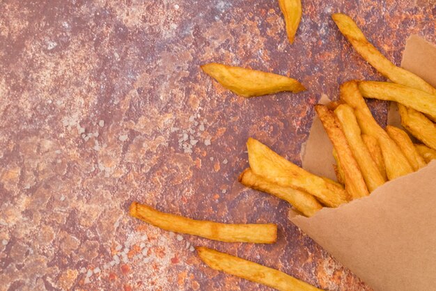 Deliciosas papas fritas repartidas en la mesa