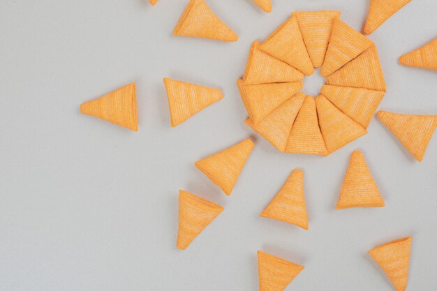 Deliciosas patatas fritas crujientes sobre superficie gris