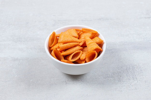 Deliciosas patatas fritas crujientes en un tazón blanco.