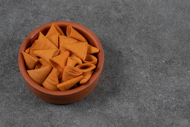 Deliciosas patatas fritas crujientes en un tazón de cerámica.