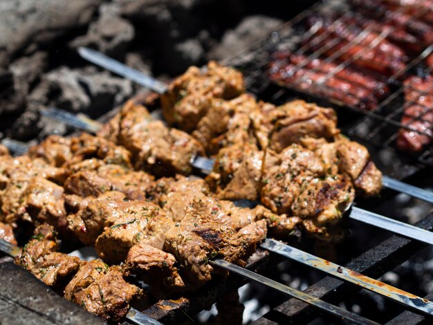 Deliciosas piezas de carne asadas en brochetas