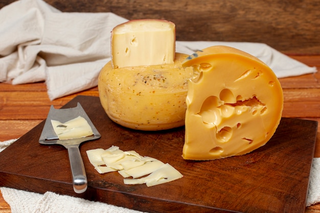 Foto gratuita deliciosas piezas de lonchas de queso