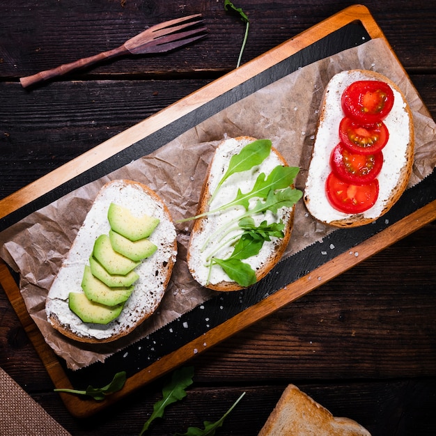 Deliciosas rebanadas de aperitivos con crema