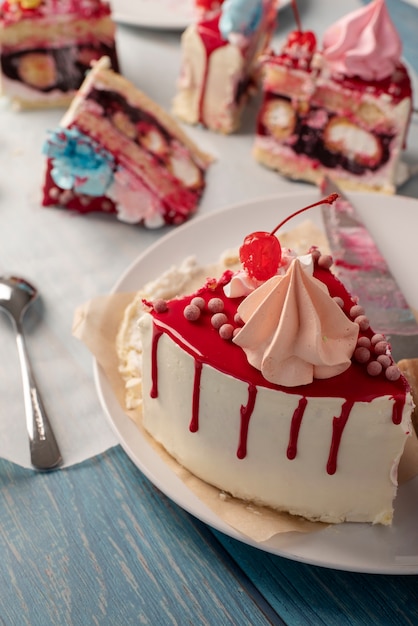 Deliciosas rebanadas de pastel de alto ángulo