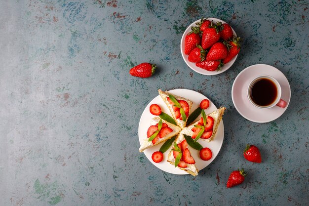 Deliciosas rebanadas de tarta casera de fresas con crema y fresas frescas, vista superior